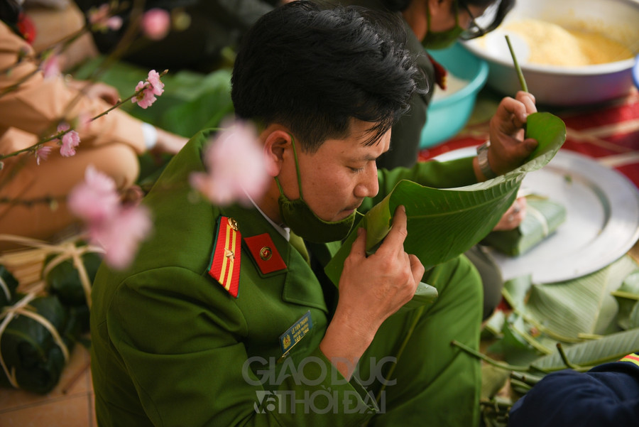 Khoảnh khắc giản dị của những chiến sĩ Công an quây quần gói bánh chưng đón Tết ảnh 12