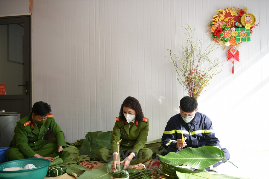 Người thì chuẩn bị củi đun bánh; người lo rửa lá dong, đãi gạo... Người nào được anh em nhận định khéo tay hơn sẽ vào đội gói bánh.