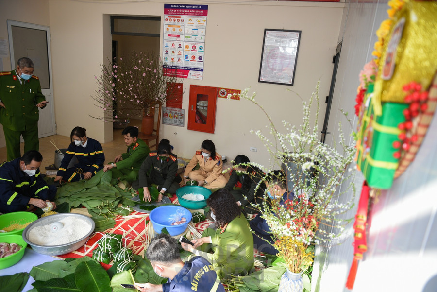 Khoảnh khắc giản dị của những chiến sĩ Công an quây quần gói bánh chưng đón Tết ảnh 14