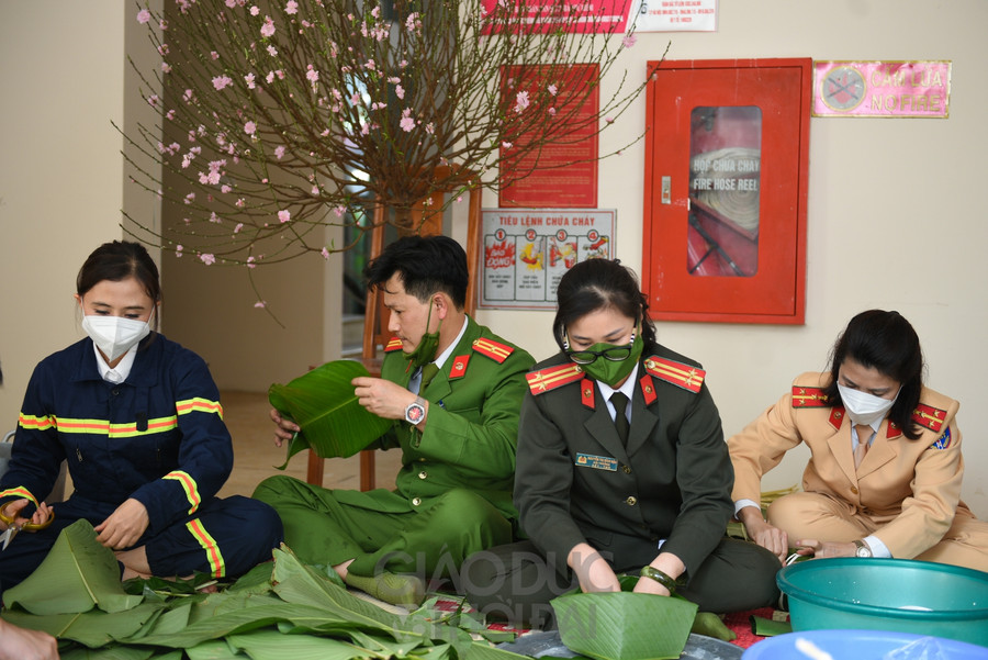 Những đôi tay rất khéo léo trong việc gói bánh.