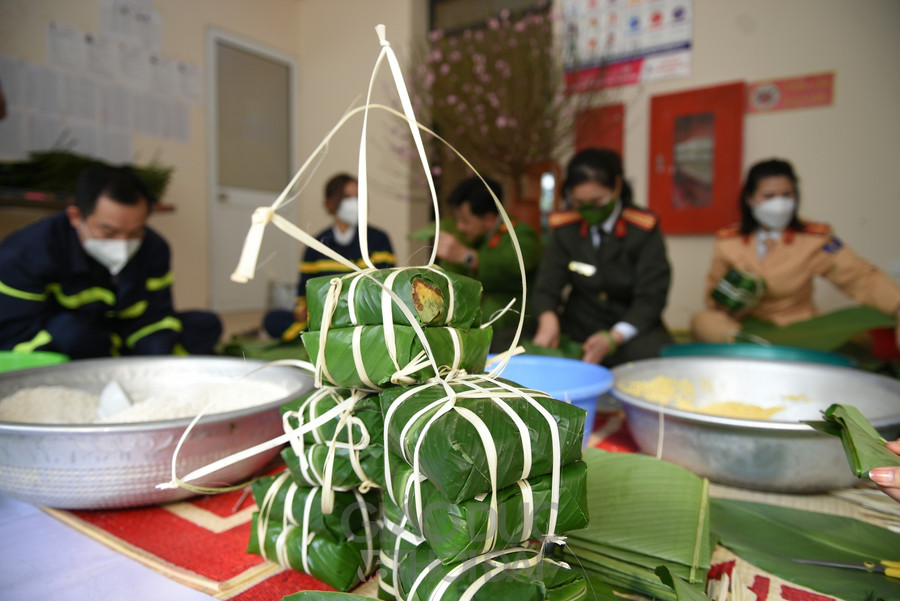 Khoảnh khắc giản dị của những chiến sĩ Công an quây quần gói bánh chưng đón Tết ảnh 15