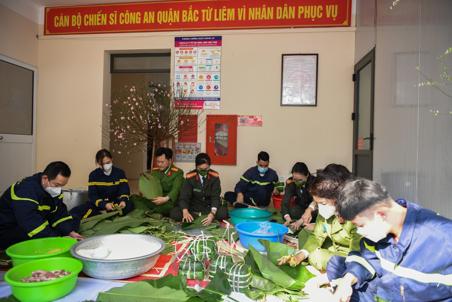 Khoảnh khắc giản dị của những chiến sĩ Công an quây quần gói bánh chưng đón Tết ảnh 2