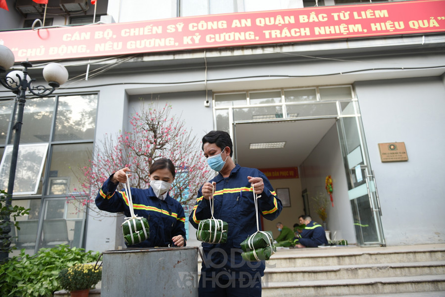 Những cặp bánh chưng đã sẵn sàng chuẩn bị xếp vào nồi.