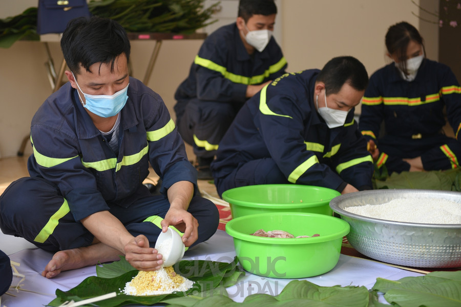 Khoảnh khắc giản dị của những chiến sĩ Công an quây quần gói bánh chưng đón Tết ảnh 8