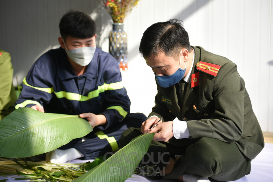 Khoảnh khắc giản dị của những chiến sĩ Công an quây quần gói bánh chưng đón Tết ảnh 4
