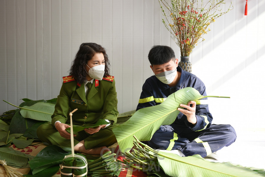 Khoảnh khắc giản dị của những chiến sĩ Công an quây quần gói bánh chưng đón Tết ảnh 5