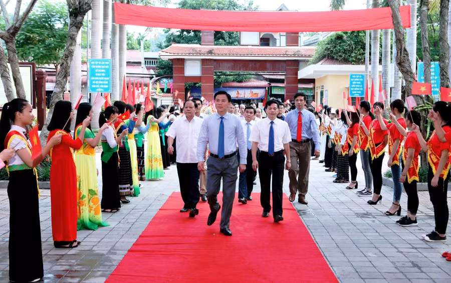 Ông Đỗ Trọng Hưng - Phó Bí thư Thường trực Tỉnh ủy Thanh Hóa (nay là Ủy viên Trung ương Đảng, Bí thư Tỉnh ủy, Chủ tịch HĐND tỉnh Thanh Hóa) dự Lễ Khai giảng năm học 2017-2018 tại Trường THPT Lang Chánh. Ảnh: NTCC.