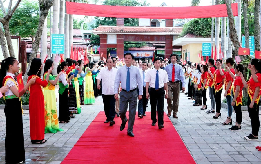 Ông Đỗ Trọng Hưng - Phó Bí thư Thường trực Tỉnh ủy Thanh Hóa (nay là Ủy viên Trung ương Đảng, Bí thư Tỉnh ủy, Chủ tịch HĐND tỉnh Thanh Hóa) dự Lễ Khai giảng năm học 2017-2018 tại Trường THPT Lang Chánh. Ảnh: NTCC.