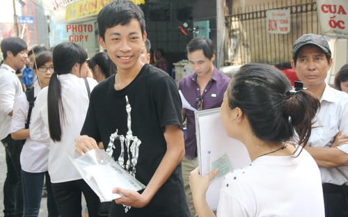 Sau khi kết thúc môn thi, thí sinh vẫn hào hứng trao đổi về đề thi môn Văn