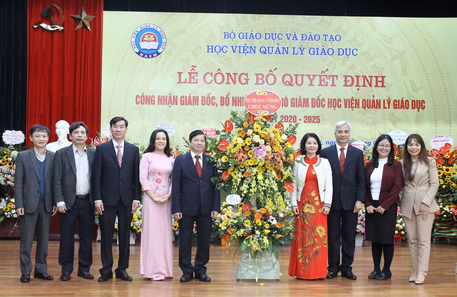 Đảng uỷ Học viện Quản lý Giáo dục tặng hoa chúc mừng Ban Giám đốc nhiệm kỳ 2020 - 2025