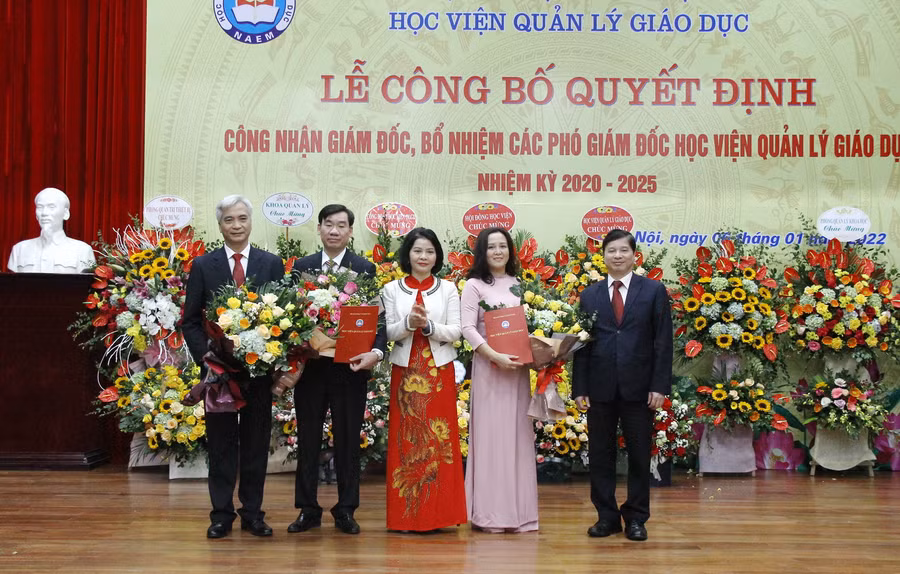 PGS.TS Nguyễn Thị Thu Hằng (thứ ba từ phải sang trái) trao các quyết bổ nhiệm, bổ nhiệm lại.