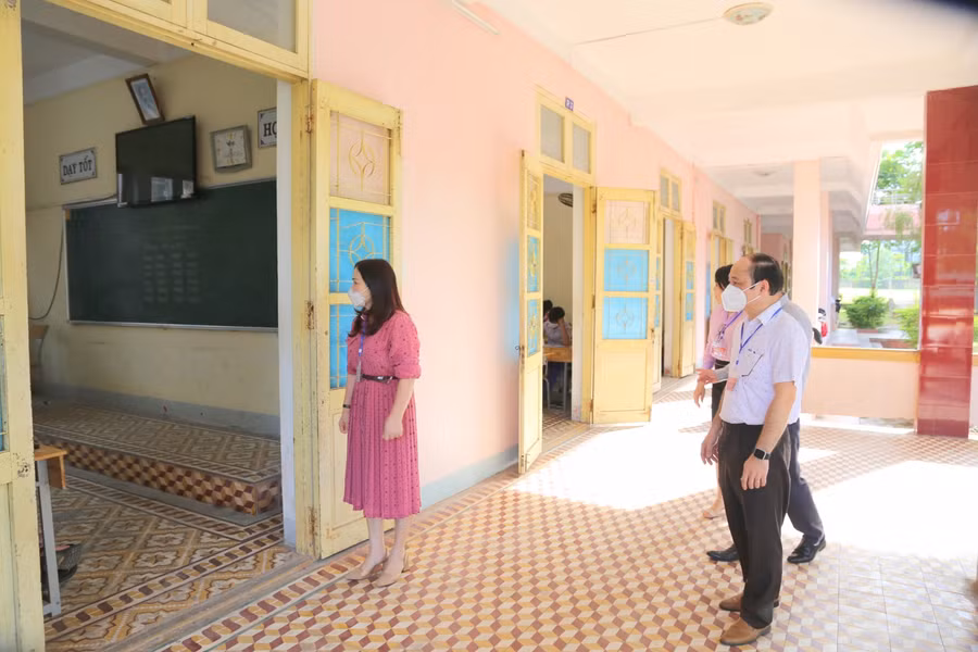 TS Lê Thị Hương - Giám đốc Sở GD&amp;ĐT tỉnh Quảng Trị kiểm tra tại các điểm thi.