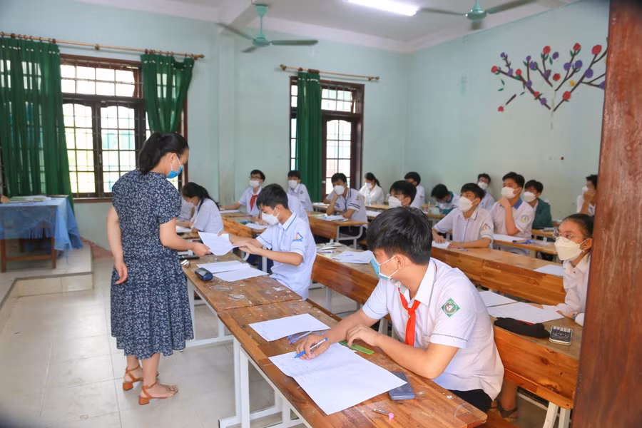 Các thí sinh được cán bộ coi thi hướng dẫn điều chỉnh các thông tin cần thiết.