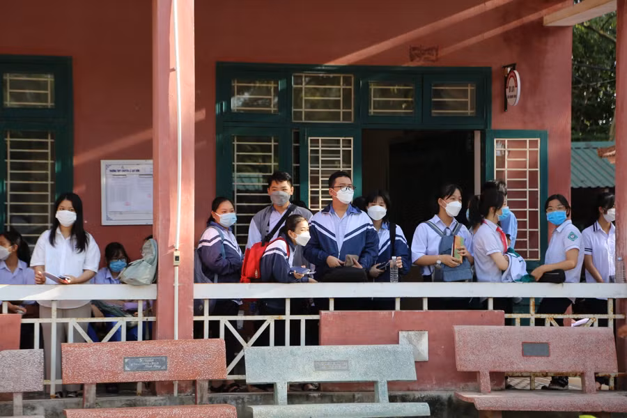 Thí sinh hồi hộp trước giờ vào phòng thi.