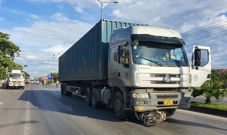 Xe mô tô bị cuốn vào gầm xe container.