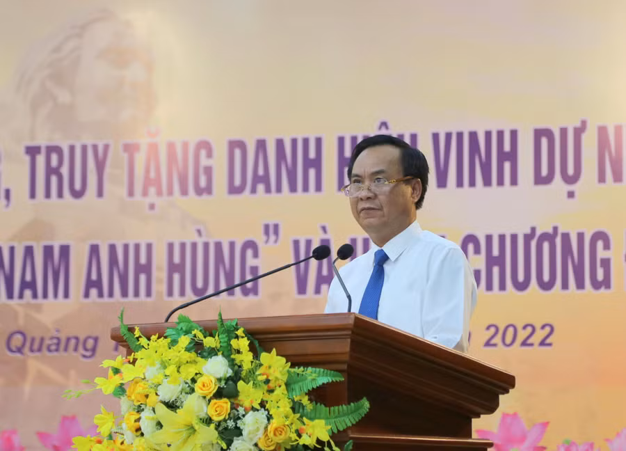 Chủ tịch UBND tỉnh Quảng Trị ghi nhận những cống hiến, hy sinh của các Mẹ Việt Nam Anh hùng.