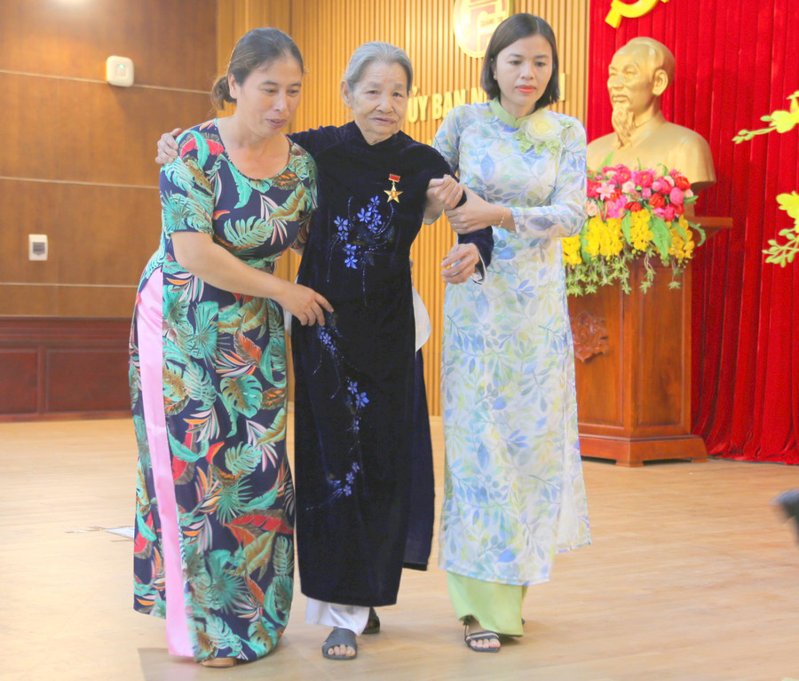 Mẹ Lê Thị Mót, nguyên quán xã Gio Sơn, huyện Gio Linh, tỉnh Quảng Trị - người duy nhất được Chủ tịch nước phong tặng danh hiệu cao quý dịp này. Mẹ Lê Thị Mót, nguyên quán xã Gio Sơn, huyện Gio Linh, tỉnh Quảng Trị - người duy nhất được Chủ tịch nước phong tặng danh hiệu cao quý dịp này.