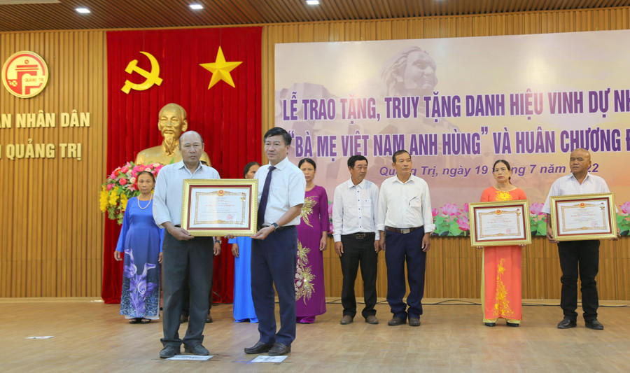 Ông Đào Mạnh Hùng - Chủ tịch UBMTTQ Việt Nam tỉnh trao danh hiệu đến các thân nhân. Ông Đào Mạnh Hùng - Chủ tịch UBMTTQ Việt Nam tỉnh trao danh hiệu đến các thân nhân.