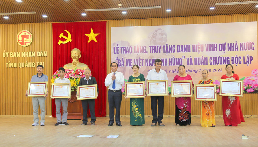 Chủ tịch UBND tỉnh Quảng Trị - ông Võ Văn Hưng trao tặng danh hiệu cao quý của Nhà nước đến thân nhân các Bà mẹ Việt Nam Anh hùng. Chủ tịch UBND tỉnh Quảng Trị - ông Võ Văn Hưng trao tặng danh hiệu cao quý của Nhà nước đến thân nhân các Bà mẹ Việt Nam Anh hùng.