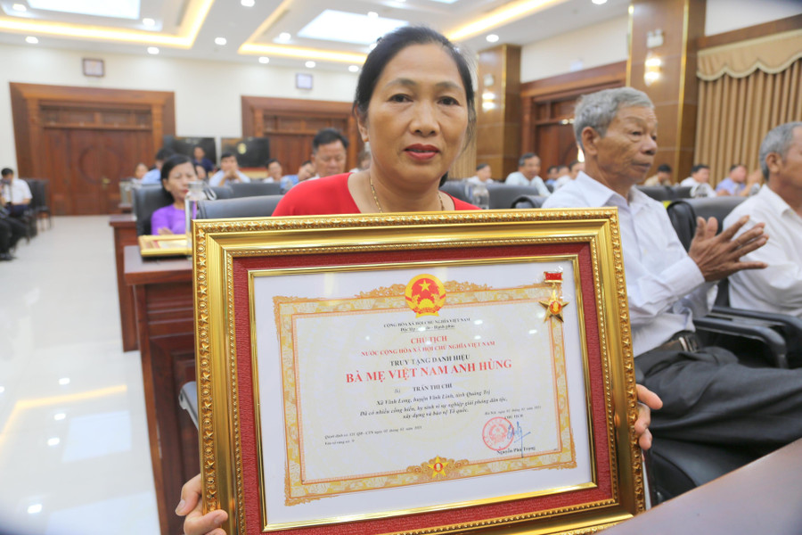 Bà Nguyễn Thị Lan tự hào khi Nhà nước ghi nhận những hy sinh của bà nội. Bà Nguyễn Thị Lan tự hào khi Nhà nước ghi nhận những hy sinh của bà nội.