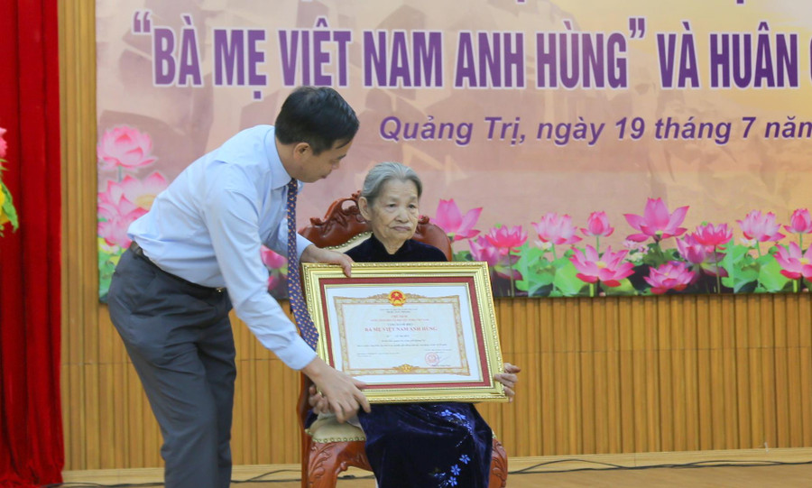 Ông Nguyễn Đăng Quang – Phó Bí thư Thường trực Tỉnh ủy trao danh hiệu vinh dự Nhà nước "Bà mẹ Việt Nam Anh hùng", do Chủ tịch nước phong tặng đến mẹ Lê Thị Mót. Ông Nguyễn Đăng Quang – Phó Bí thư Thường trực Tỉnh ủy trao danh hiệu vinh dự Nhà nước "Bà mẹ Việt Nam Anh hùng", do Chủ tịch nước phong tặng đến mẹ Lê Thị Mót.