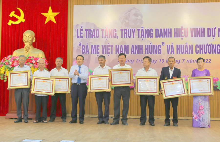 Ông Hà Sỹ Đồng - Phó Chủ tịch UBND tỉnh Quảng Trị trao tặng danh hiệu Bà mẹ Việt Nam Anh hùng cho thân nhân các mẹ. Ông Hà Sỹ Đồng - Phó Chủ tịch UBND tỉnh Quảng Trị trao tặng danh hiệu Bà mẹ Việt Nam Anh hùng cho thân nhân các mẹ.
