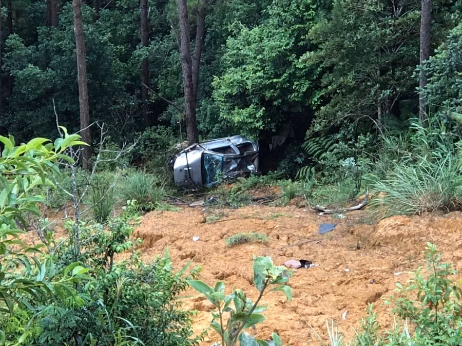 Chiếc xe ô tô bị lao xuống vực sâu. Ảnh: Công an huyện Kon Plông.
