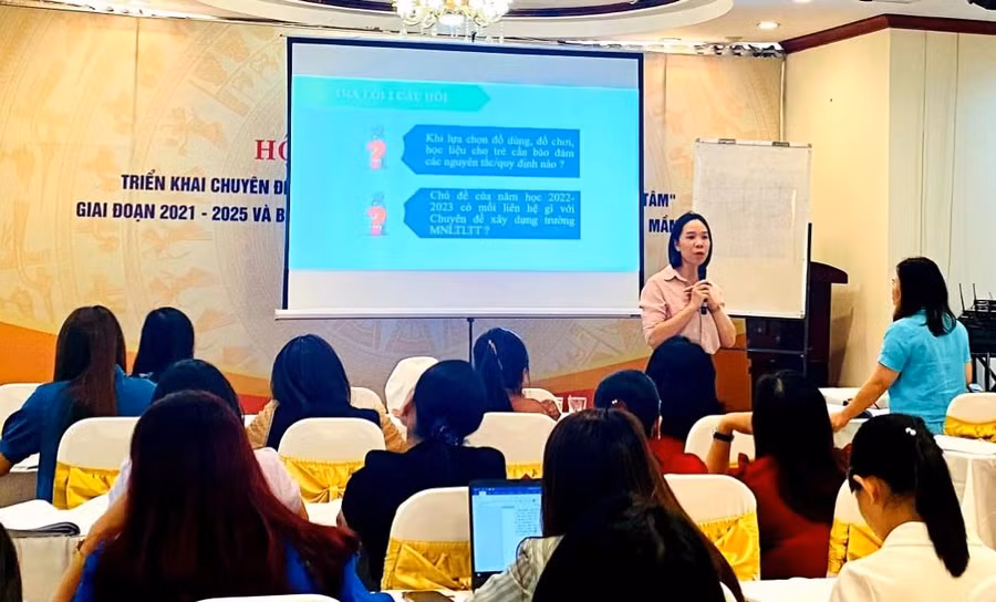 Chuyên gia Bộ GD&amp;ĐT triển khai tập huấn.