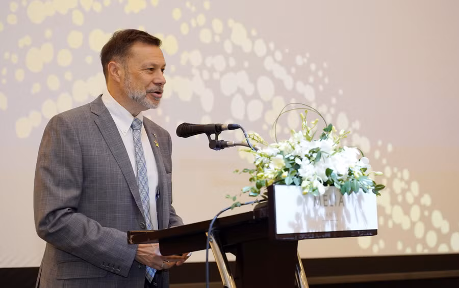 Ông Andrew Goledzinowski – Đại sứ Đặc mệnh toàn quyền Australia tại Việt Nam phát biểu tại sự kiện đầu tiên thuộc chuỗi Hội thảo Xúc tiến Thương mại Giáo dục, Văn hóa và Ẩm thực Australia 2023 - ngày 27/3 ở Hà Nội.