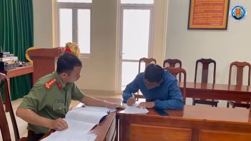 Công an làm việc với H. (Ảnh: CACC).
