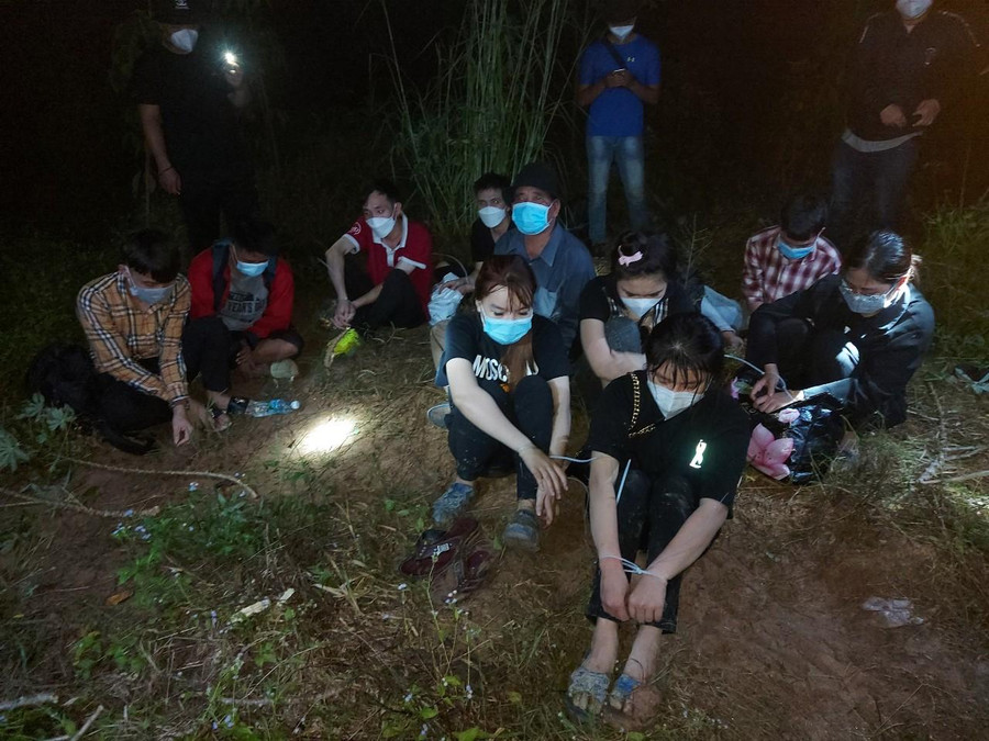 Các đối tượng liên quan đến đường dây đưa người xuất cảnh trái phép ở Tây Ninh bị bắt. Các đối tượng liên quan đến đường dây đưa người xuất cảnh trái phép ở Tây Ninh bị bắt.