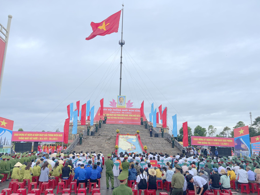 Đông đảo cán bộ, nhân dân chứng kiến Lễ Thượng cờ tại Kỳ đài Hiền Lương. Đông đảo cán bộ, nhân dân chứng kiến Lễ Thượng cờ tại Kỳ đài Hiền Lương.