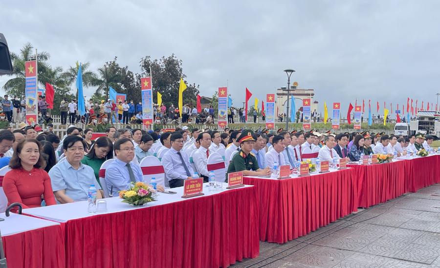 Lãnh đạo tỉnh Quảng Trị tham dự Ngày hội Thống nhất non sông. Lãnh đạo tỉnh Quảng Trị tham dự Ngày hội Thống nhất non sông.