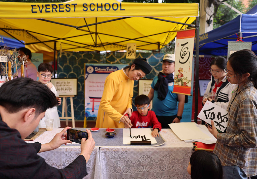 Tập viết thư pháp.