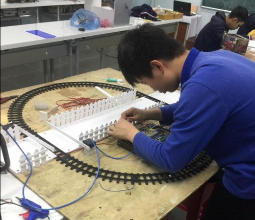 Các thành viên trong nhóm luôn làm việc hăng say, tỉ mỉ đến từng chi tiết Các thành viên trong nhóm luôn làm việc hăng say, tỉ mỉ đến từng chi tiết