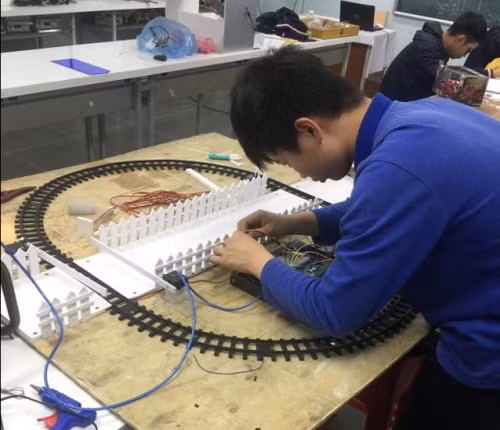 Các thành viên trong nhóm luôn làm việc hăng say, tỉ mỉ đến từng chi tiết