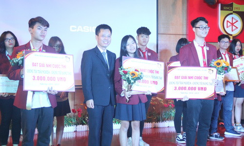 Vũ Nguyệt Anh - đại diện nhóm (ở giữa) lên nhận tiền thưởng và Giấy chứng nhận đoạt giải Nhất cuộc thi từ Ban tổ chức Vũ Nguyệt Anh - đại diện nhóm (ở giữa) lên nhận tiền thưởng và Giấy chứng nhận đoạt giải Nhất cuộc thi từ Ban tổ chức