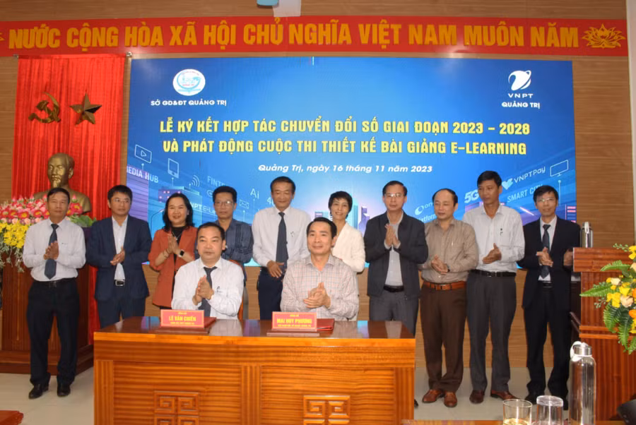 Sở GD&amp;ĐT Quảng Trị ký kết với VNPT Quảng Trị về hợp tác chuyển đổi số giai đoạn 2023-2028.