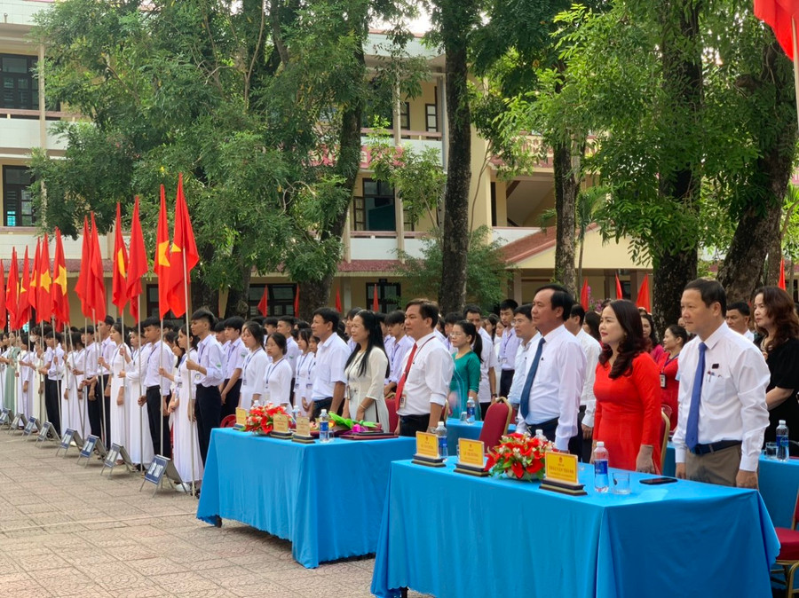 Ông Võ Văn Hưng - Phó Bí thư Tỉnh ủy, Chủ tịch UBND tỉnh Quảng Trị dự Lễ khai giảng năm học 2023-2024 tại Trường THPT Vĩnh Linh. Ông Võ Văn Hưng - Phó Bí thư Tỉnh ủy, Chủ tịch UBND tỉnh Quảng Trị dự Lễ khai giảng năm học 2023-2024 tại Trường THPT Vĩnh Linh.