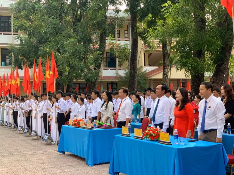 Ông Võ Văn Hưng - Phó Bí thư Tỉnh ủy, Chủ tịch UBND tỉnh Quảng Trị dự Lễ khai giảng năm học 2023-2024 tại Trường THPT Vĩnh Linh.