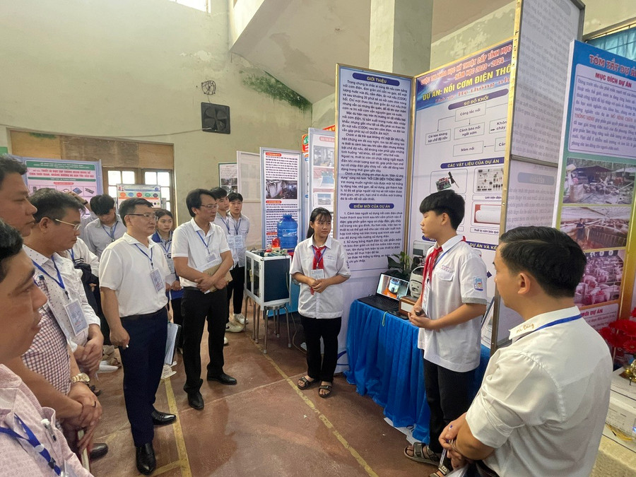 Học sinh Quảng Bình thuyết trình về dự án nghiên cứu.