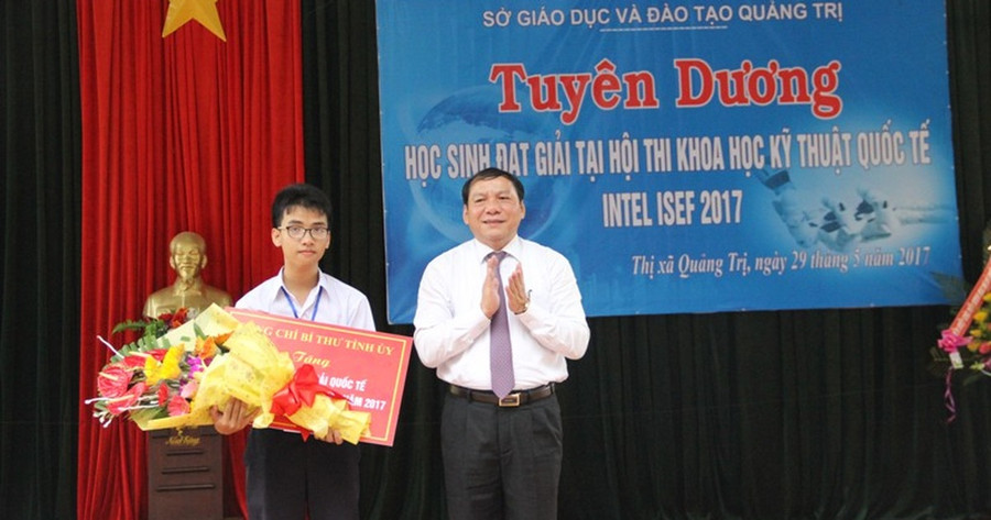 Ông Nguyễn Văn Hùng - Bộ trưởng Bộ VHTTDL, nguyên Bí thư Tỉnh ủy Quảng Trị trao thưởng cho em Phạm Huy đạt giải Ba Cuộc thi KHKT quốc tế. Ông Nguyễn Văn Hùng - Bộ trưởng Bộ VHTTDL, nguyên Bí thư Tỉnh ủy Quảng Trị trao thưởng cho em Phạm Huy đạt giải Ba Cuộc thi KHKT quốc tế.