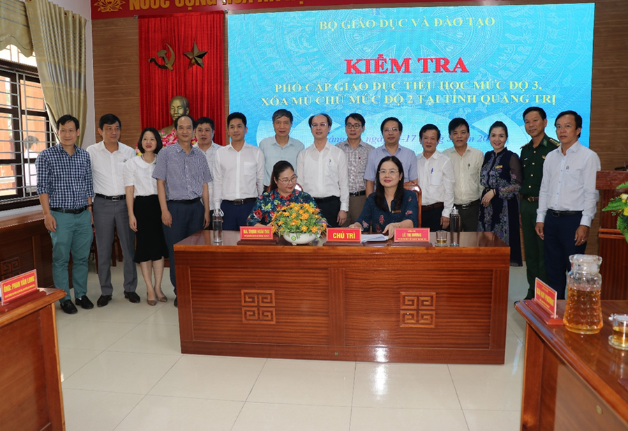 Đoàn công tác của Bộ GD&ĐT kiểm tra công nhận phổ cập giáo dục, xóa mù chữ tại tỉnh Quảng Trị. Đoàn công tác của Bộ GD&ĐT kiểm tra công nhận phổ cập giáo dục, xóa mù chữ tại tỉnh Quảng Trị.
