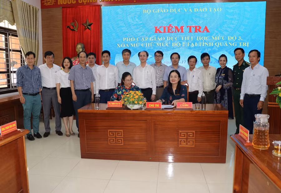 Đoàn công tác của Bộ GD&amp;ĐT kiểm tra công nhận phổ cập giáo dục, xóa mù chữ tại tỉnh Quảng Trị.