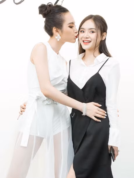 Em gai Angela Phuong Trinh nho be, ngay tho ben chi gai hon 1 tuoi - Anh 5