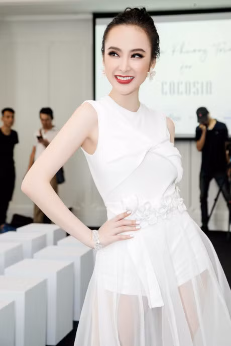 Em gai Angela Phuong Trinh nho be, ngay tho ben chi gai hon 1 tuoi - Anh 2