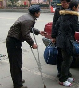 Tat con trai va duoi khoi nha vi khong chiu di hoc, 13 nam sau cau be nam xua... - Anh 2