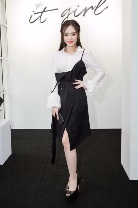 Em gai Angela Phuong Trinh nho be, ngay tho ben chi gai hon 1 tuoi - Anh 3