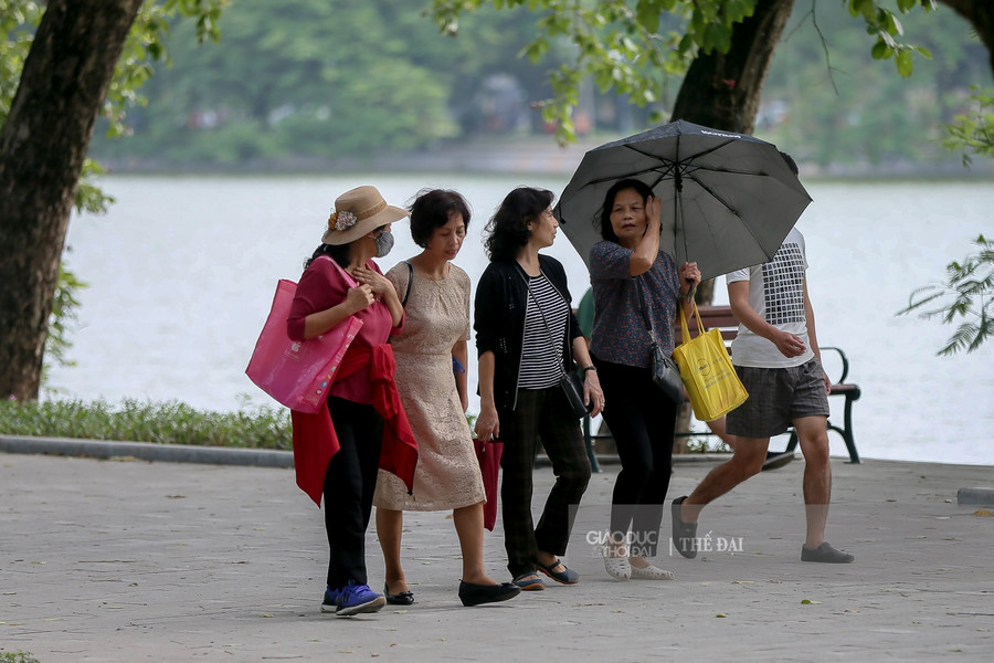 Trong sáng ngày hôm nay nhiệt độ tại Hà Nội xuống 23-25 độ C, nhiều người dân ra đường đã chuẩn bị cho mình những chiếc áo khoác mỏng.