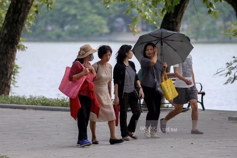 Trong sáng ngày hôm nay nhiệt độ tại Hà Nội xuống 23-25 độ C, nhiều người dân ra đường đã chuẩn bị cho mình những chiếc áo khoác mỏng.